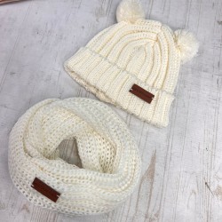 Gorro y cuello de bebé tejido por mayor CARILO